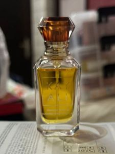 Kayali Vanilla Royale Sugared Patchouli 64