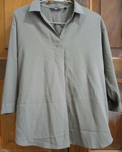 UNIQLO Women Top: Olive