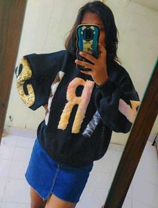 Stylish Black Sweatshirt