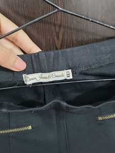 Chic Black Zip Detail Leggings