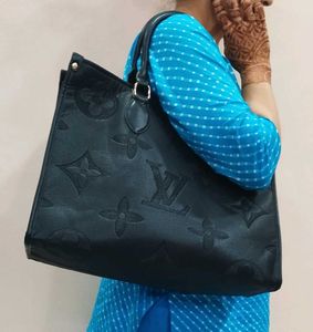 Louis Vuitton Elegant Black Handbag