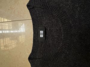 Uniqlo Black Crewneck Sweater