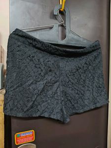Elegant Black Lace Shorts – Trendy &amp; Chic