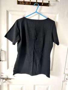 Black Clr Cotton Tshirt With Unique Neck Pattern
