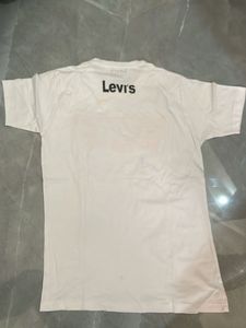 Levi&#39;s White Graphic Tee M