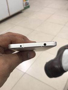 Letv Mobile 3gb RAM 32 GB Ron  Upar Thoda Glass Crack Hai Lekin Koi Dikkat Nahi Sab Kuchh Badhiya Chalta Hai
