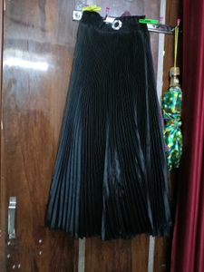 Women Satin Centrestage Pleated Skirt 🖤