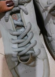 sneakers .....