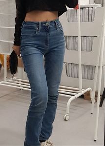 Levis High Rise Skinny Jeans(25)