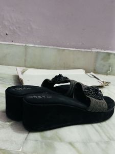 Chic Black Wedge Platform Slides