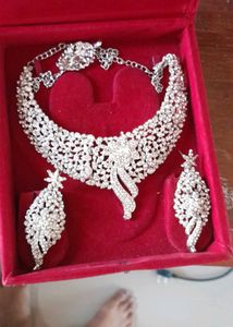 White Jwelry Set With Maangtika