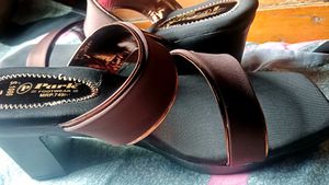 chic brown sandals! Sleek double