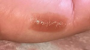 Manish Malhotra Hi Shine Lipstick