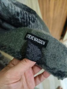 Steve Madden Stylish woollen Plaid Scarf