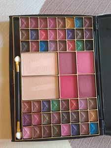 M&amp;M 48 Eyeshadow+ 4 Blusher +2 Powder