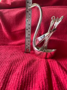 Product: Swan desert spoon stand. Material: Nickle