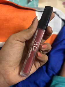 HUDA BEAUTY Liquid Matte Lipstick (Smoky Rose)