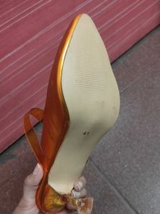 JM Looks Gold Heels - Size 6