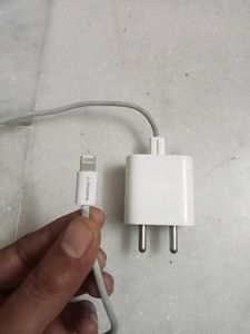 NEW AND ORIGINAL 20 WATT MOBILE CHARGER APPLE
