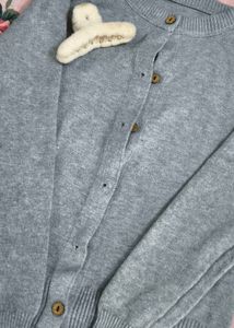 Gray Knit Cardigan with free white hair claw clip�