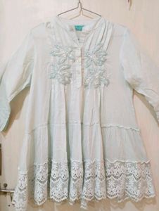 Trimmed Embroidered Top💙🌷