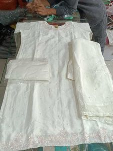 Elegant White Embroidered Kurta Set Xl