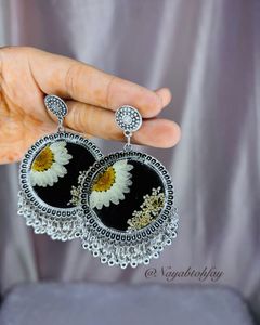 Daisy Resin Black Earrings