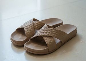 zudio Cross Strap Slides