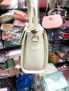 ✨Elegant and Premium Quality Handbag 👜