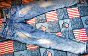 Light Wash Jeans with Pocket Detail