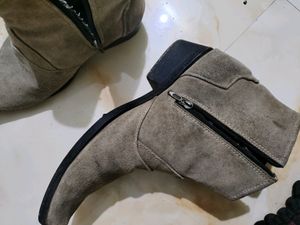A pair of suede boots- Size issue