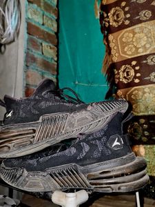 Sports shoes