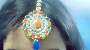 2 MULTICOLOURED EARINGS AND TIKA