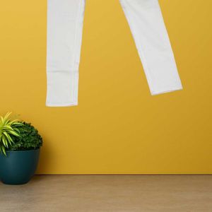 Women withe skinny jeans size 32 (O-80)