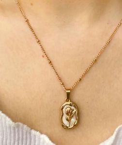 MOTHER OF PEARL GOLDEN ROSE CHAIN PENDANT🎀