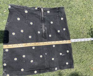 Cute black, daisy embroidery denim skirt🌼