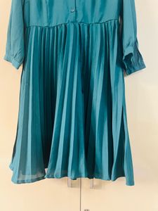 Dress with pleated pattern