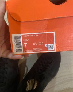 Nike Revolution 4 Unisex Sneakers