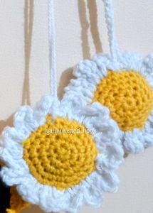 crochet daisy keychain