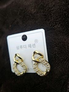 Elegant Pearl &amp; Gold Earrings