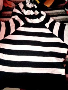 White and Black Woolen Top With Cap