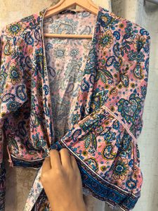 Beautiful Floral Tie Front Top, Bust-38/36