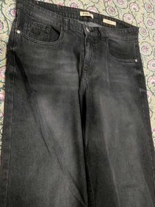 Men lightly washed baggy fit jeans