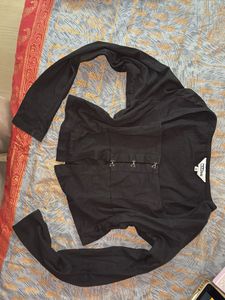 Chic Black Cropped Top 🐈‍⬛