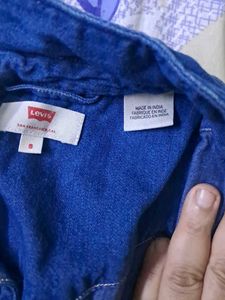 4 Dress 2 Denim Pant Benetton 1 Shirt One T- Shir