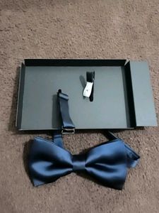 Van Heusen Set Of Bowties And Pocket Square