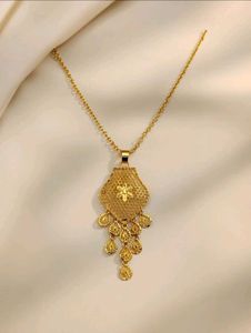 Elegant Gold-Tone Necklace artificial