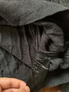 UNIQLO GRAPHITE GREY KNIT SWEATER
