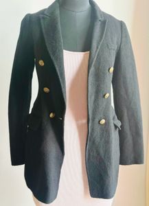 Smart All Black Blazer Perfect For This Winter