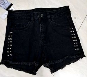 Hi Quality Black Colour Stylish W⅓Shorts